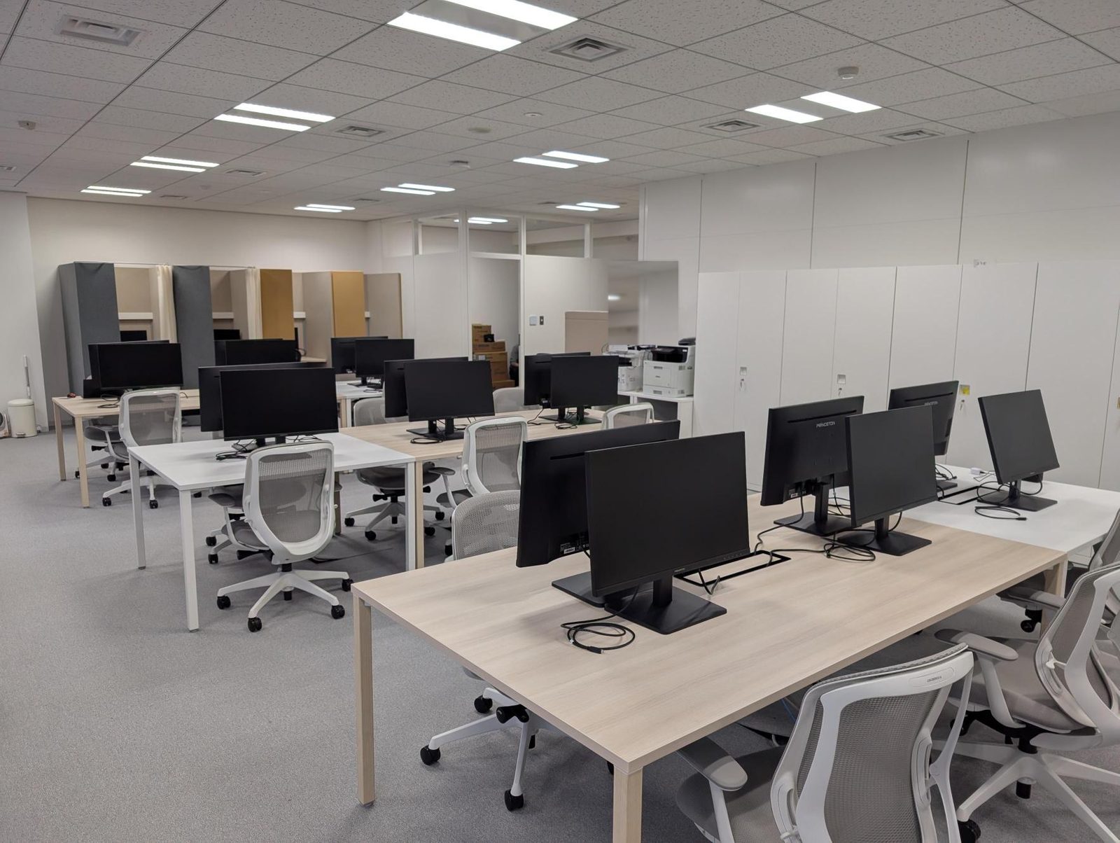 教育用モニタが並ぶ作業スペース